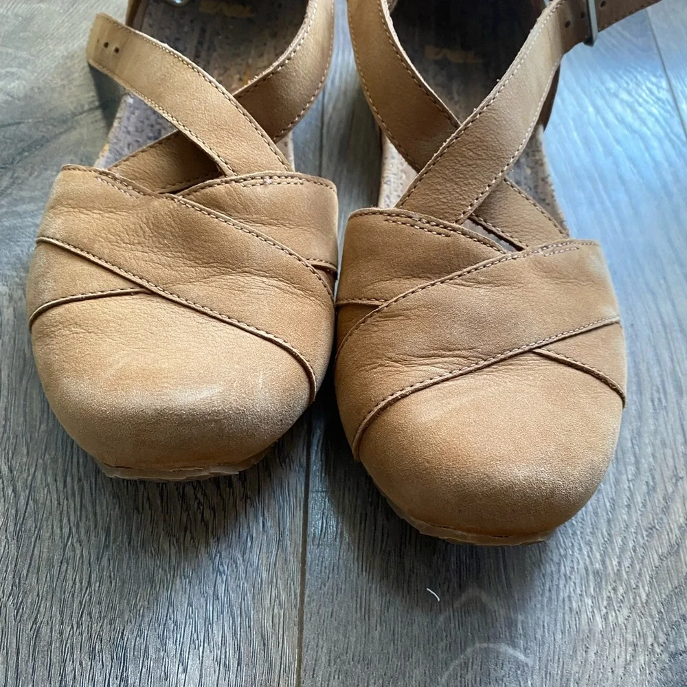 Teva | Women's Tan Leather Cross-Strap Sandals | Size 6